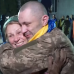 Ucraina, l’abbraccio con le famiglie dei 95 prigionieri di guerra tornati a casa