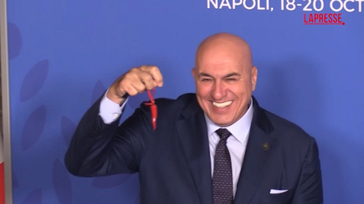 VIDEO G7 Difesa a Napoli, Crosetto esibisce corno portafortuna VIDEO G7 Difesa a Napoli, Crosetto esibisce corno portafortuna