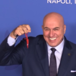 G7 Difesa a Napoli, Crosetto esibisce corno portafortuna