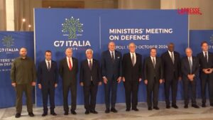 G7 Difesa: foto famiglia al coperto per i ministri riuniti a Napoli