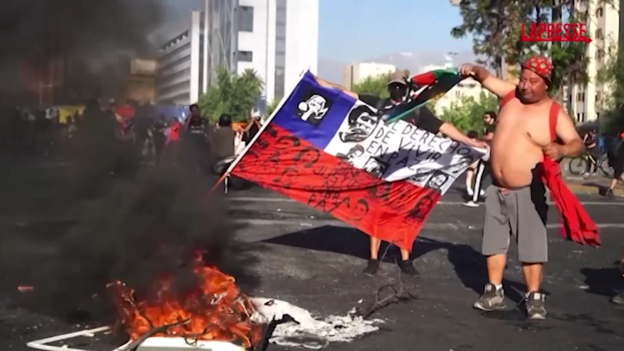 Cile, scontri tra manifestanti e polizia in occasione della commemorazione dell’anniversario dei disordini di massa