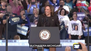 Usa 2024, la folla canta ‘Happy Birthday’ a Kamala Harris durante il raduno nella contea di Oakland