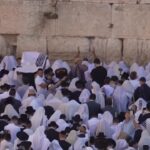 Gerusalemme, migliaia di fedeli in preghiera al Muro del Pianto