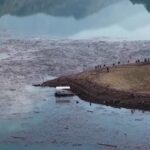 Bosnia, volontari puliscono il lago Jablanica dopo le inondazioni: raccolte decine di tonnellate di detriti