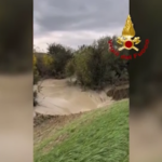 Maltempo, la rottura di un argine del torrente Crostolo a Reggio Emilia