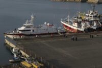 Una nave della Guardia costiera italiana si prepara a partire dal porto di Shengjin, in Albania