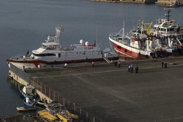 Una nave della Guardia costiera italiana si prepara a partire dal porto di Shengjin, in Albania