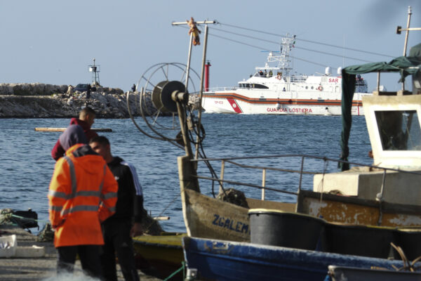 Una nave della Guardia costiera italiana parte dal porto di Shengjin in Albania con 12 migranti