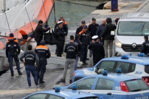 Bari - Rientrata dall\'Albania la motovedetta della Guardia Costiera italiana con a bordo i 12 migranti