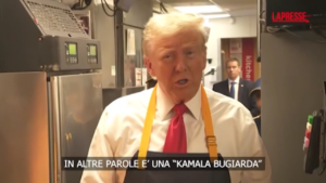 Trump frigge patatine al McDonald’s: “Kamala mente, non ha mai lavorato qui”