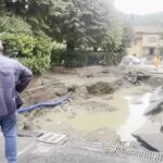 Maltempo in Emilia Romagna: a Bologna si spala fango in strada