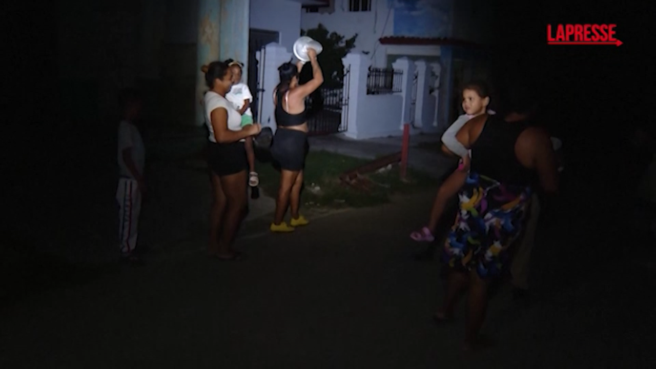 A Cuba la protesta per il blackout: residenti in strada con pentole e padelle