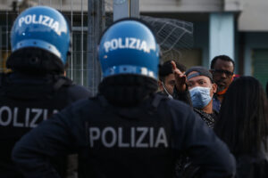 Emergenza Coronavirus, protesta dei migranti in quarantena all’interno del centro accoglienza di Torre Maura