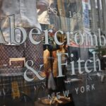 Usa, ex ceo Abercrombie & Fitch arrestato per crimini sessuali