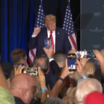 Usa, Trump balla sulle note dei Village People a un raduno di leader religiosi