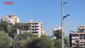 Libano, attacco di Israele a Beirut: l’edificio crolla su se stesso