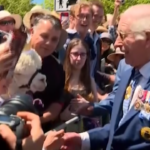Un alpaca starnutisce addosso a Re Carlo III a Canberra