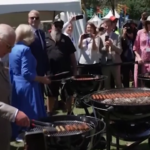 Australia, Re Carlo III e la regina Camilla grigliano salsicce a un community barbecue