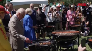 Australia, Re Carlo III e la regina Camilla grigliano salsicce a un community barbecue