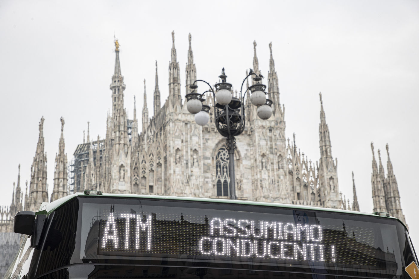 “Assumiamo conducenti”: l’annuncio insolito su un autobus Atm a Milano