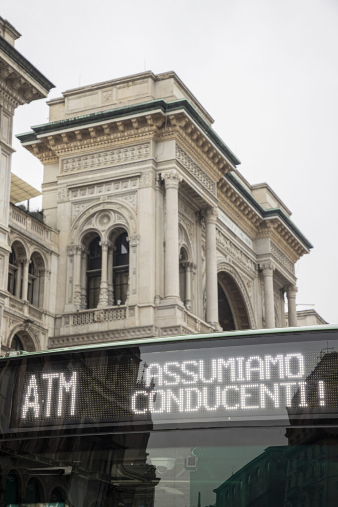 Galleria foto '“Assumiamo conducenti”: l’annuncio insolito su un autobus Atm a Milano' - foto 3