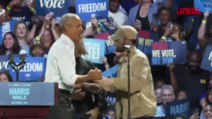 Usa 2024, Eminem sul palco con Obama: l’ex presidente rappa ‘Lose Yourself”