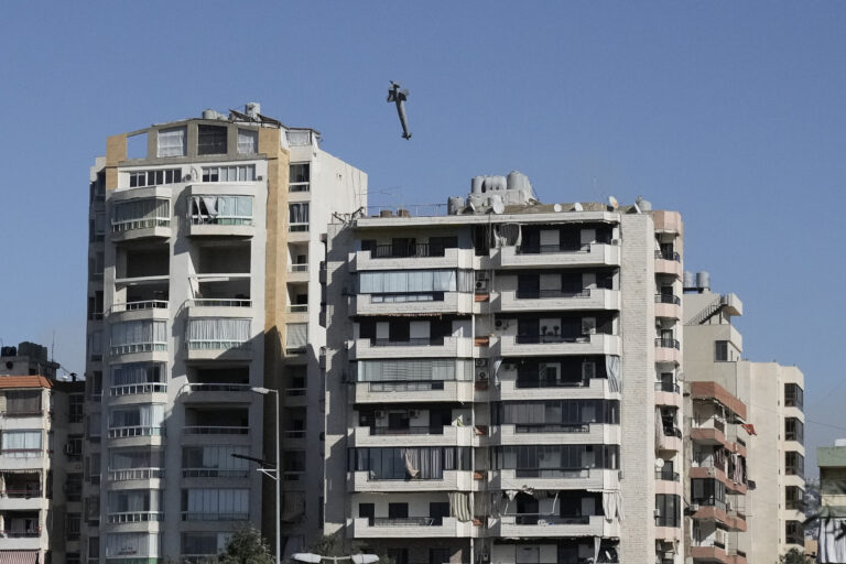 Beirut: l’obiettivo del fotografo ‘ferma’ il missile prima dell’impatto col palazzo