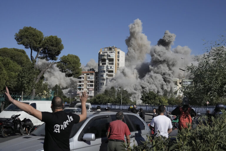 Beirut: l’obiettivo del fotografo ‘ferma’ il missile prima dell’impatto col palazzo