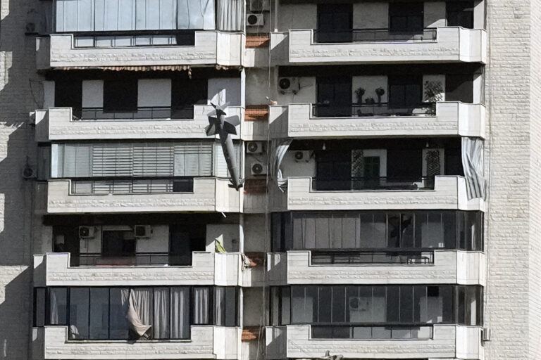 Beirut: l’obiettivo del fotografo ‘ferma’ il missile prima dell’impatto col palazzo