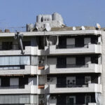 Beirut: l’obiettivo del fotografo ‘ferma’ il missile prima dell’impatto col palazzo