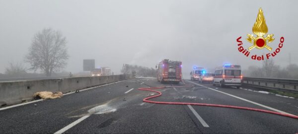 Incidente A1 a Lodi, Autocisterna in fiamme, autostrada chiusa