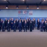 Brics, Putin presiede la sessione conclusiva del vertice: la foto di gruppo con i leader