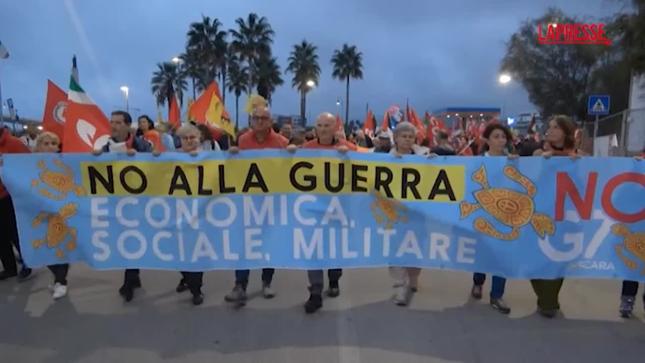 Pescara, corteo NO G7 pacifico sfila per la città