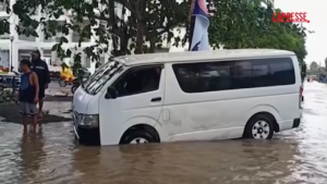 Auto sommerse da acqua e fango, i danni della tempesta nelle Filippine