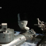 Navicella Dragon verso la Terra con quattro astronauti a bordo