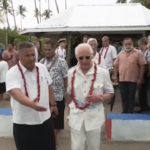 Re Carlo III alle Samoa, svela una targa in suo onore con una collana tradizionale al collo