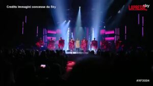 X Factor 2024, al via i Live Show: Giorgia presenta i giudici sulle note di ‘Don’t Stop The Music’