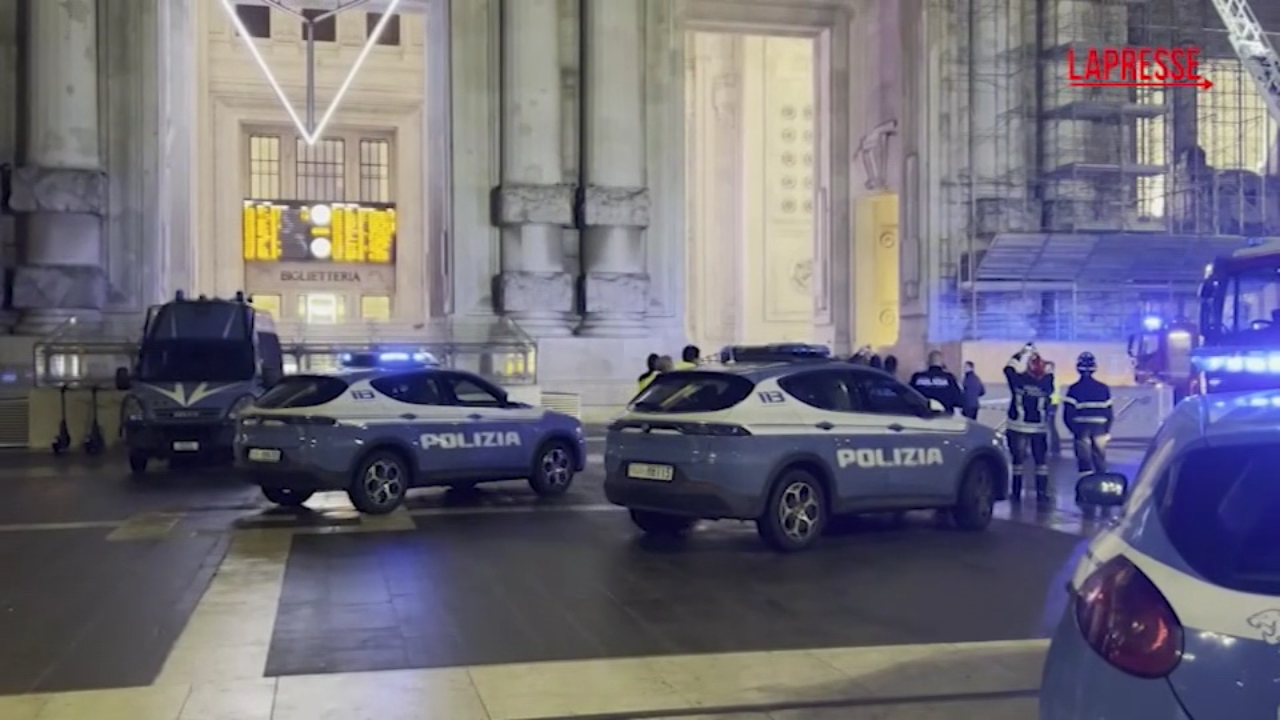 Milano, uomo si arrampica sulla facciata della Stazione Centrale