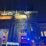 Milano, uomo si arrampica sulla facciata della Stazione Centrale: sul posto i vigili del fuoco