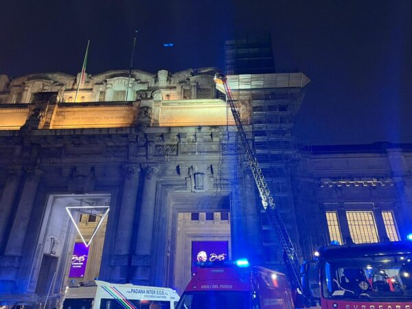 Milano, uomo si arrampica sulla facciata della Stazione Centrale: sul posto i vigili del fuoco