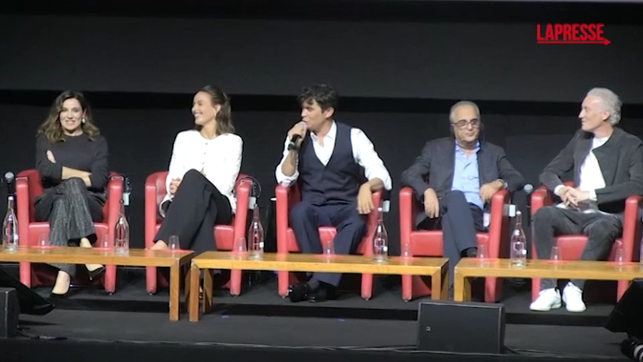 Festa del Cinema di Roma, Depp assente alla conferenza stampa: Scamarcio si finge la star