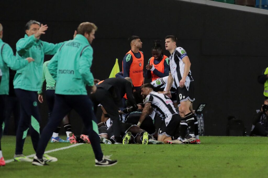 Galleria foto 'Calcio: l’Udinese batte il Cagliari 2-0 e aggancia la Juventus al terzo posto' - foto 4