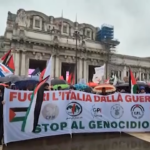 Corteo per la pace a Milano, un migliaio sotto la pioggia