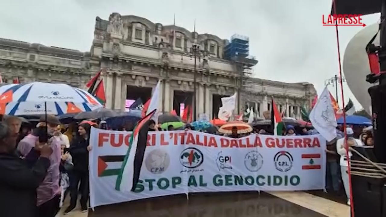 Corteo per la pace a Milano, un migliaio sotto la pioggia