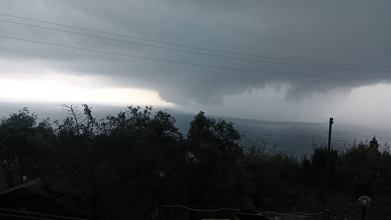 Maltempo: a Genova temporali e downburst, un disperso ad Arenzano