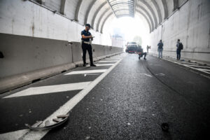 Milano, auto inseguita dai Carabinieri si ribalta nel tunnel di via Gattamelata