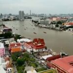 Thailandia, il re alla processione della chiatta reale a Bangkok