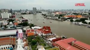 Thailandia, il re alla processione della chiatta reale a Bangkok