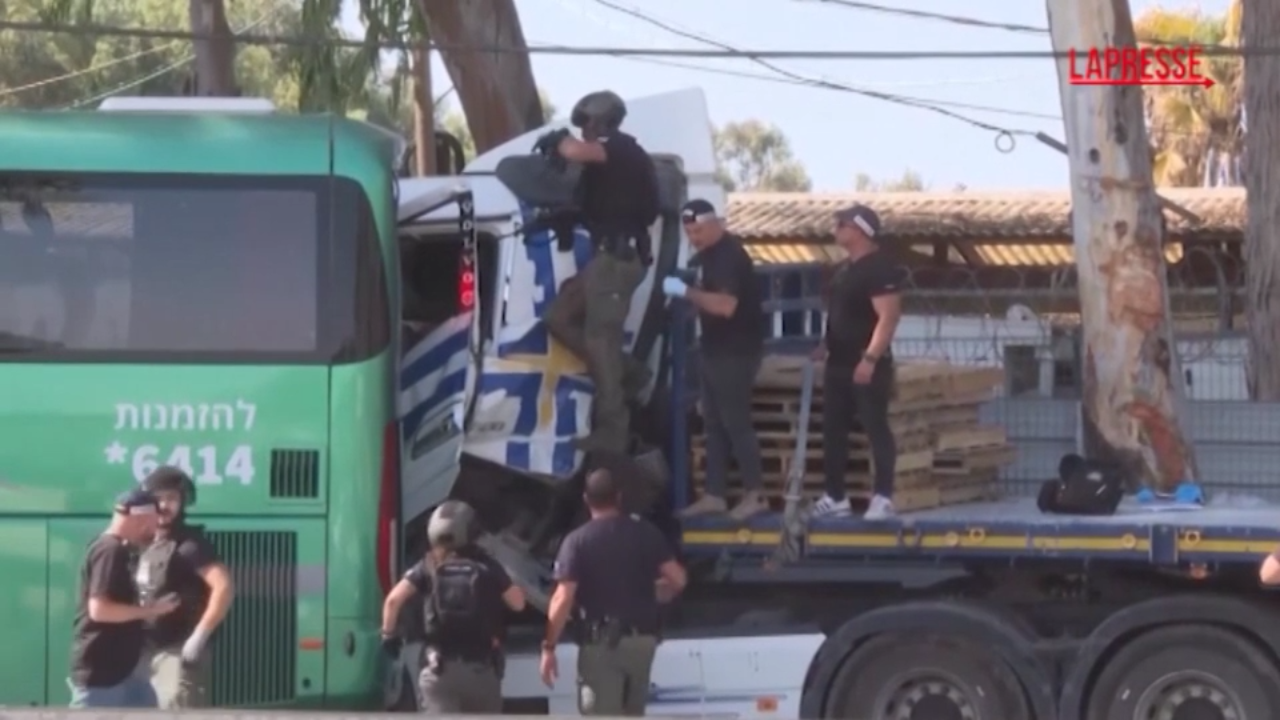 Israele, camion contro la folla: le immagini dal luogo dell’attacco