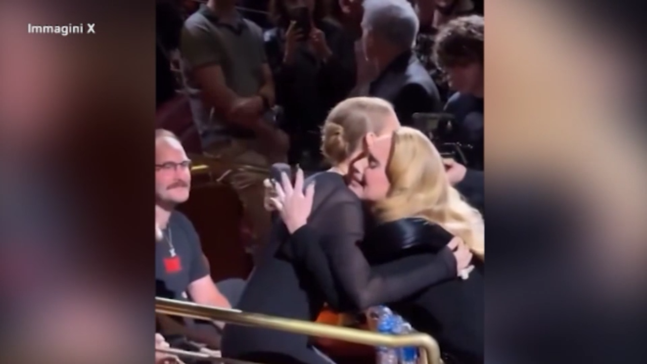 Las Vegas, Adele corre ad abbracciare Celine Dion durante un suo concerto